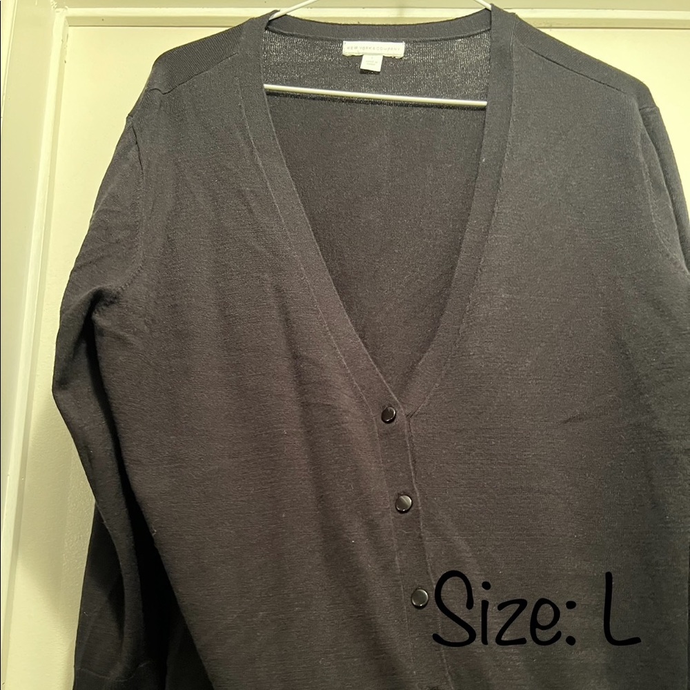 Basic quarter-sleeve cardigan.